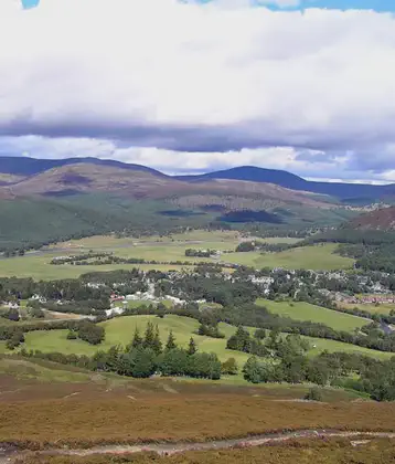 /images/tich/Braemar_from_morrone_01SEP06.webp