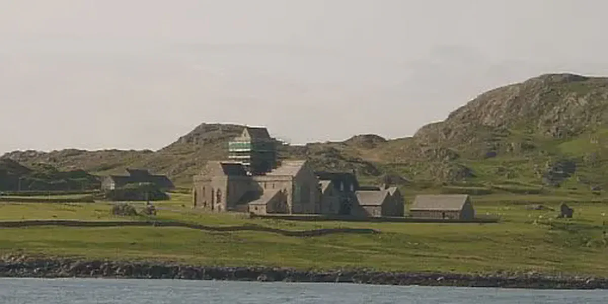 /images/tich/Iona_Abbey_from_water.webp