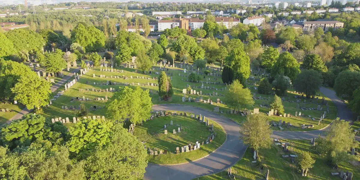 /images/tich/View_of_Western_Necropolis,_Glasgow_looking_south.webp